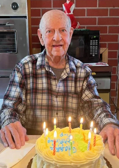 Мужчина раскрыл секреты питания, которые помогли ему дожить до 110 лет - фото 610276