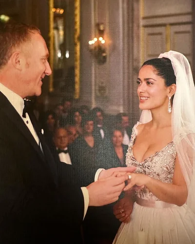 Звездная свадьба: Сальма Хайек показала, как выходила замуж 15 лет назад - фото 610352