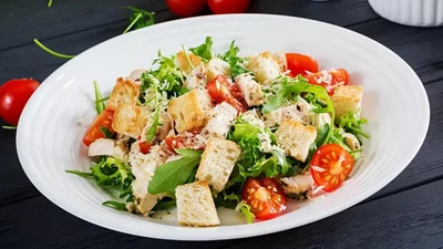 Салат "Цезарь" – готовим праздничное блюдо по классическому рецепту