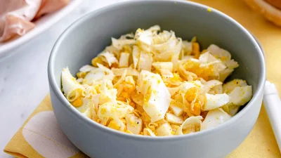 Пасхальный салат с яйцами и хреном – и к паске, и к колбаске