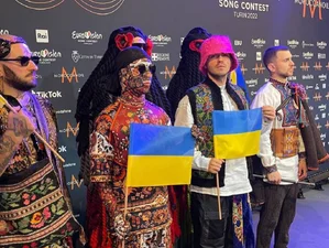 Kalush Orchestra виступлять на сцені Eurovision Village у Мальме