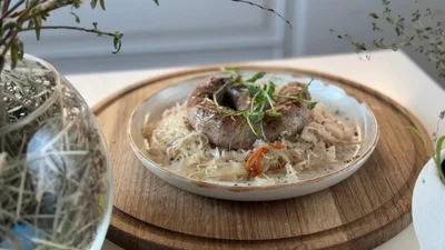 Ситно, смачно і просто: готуємо ковбаски з квашеною капустою