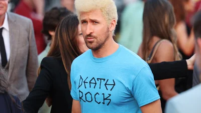 Драйвовая премьера "Каскадера": Гослинг отжигал на дорожке в образе из "Бивиса и Батхеда"