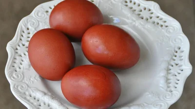 Як пофарбувати яйця в цибулинні – простий спосіб (відео)