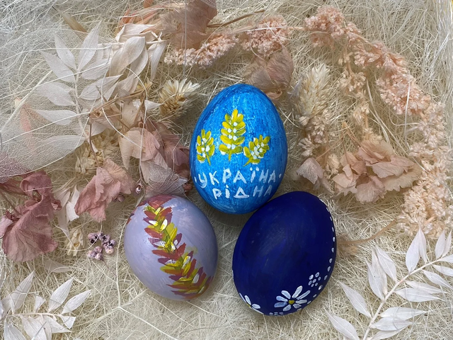 Як фарбувати яйця фарбою - фото 611421