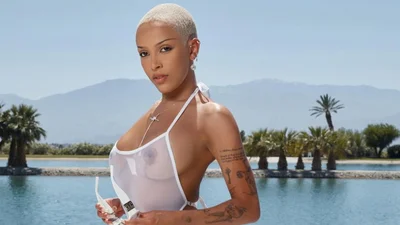 Напівгола Doja Cat вигуляла хутряну шапку від українського бренду BAGINSKIY