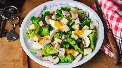 Пасхальный салат с ветчиной по-новому – от него все в восторге