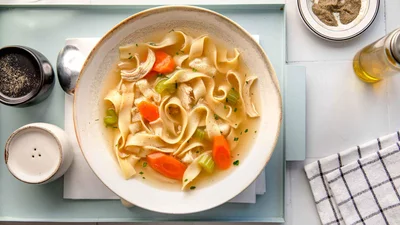 Курячий суп з локшиною – легкий і ситний обід після свят