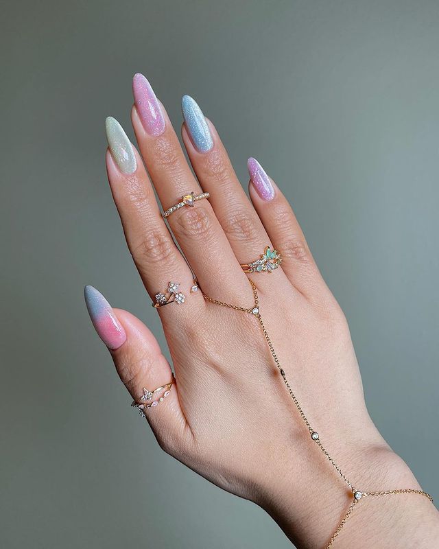 Глазурований трендовий відблиск на нігтях  - фото 611738