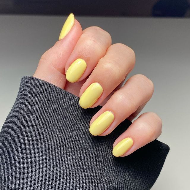 Жовтий трендовий колір для нігтів 2024 - фото 611743