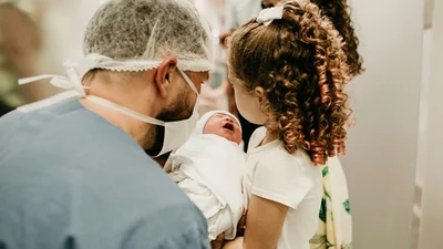 Міжнародний день акушерів: картинки і побажання для людей великої професії