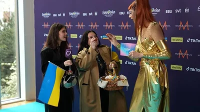 alyona alyona и Jerry Heil устроили бой пасхальными яйцами на открытии "Евровидения 2024"