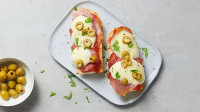 Завтрак после праздников: как приготовить сэндвич из остатков еды