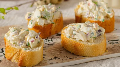 Вкусно и быстро: готовим намазку для бутербродов с копченой курицей