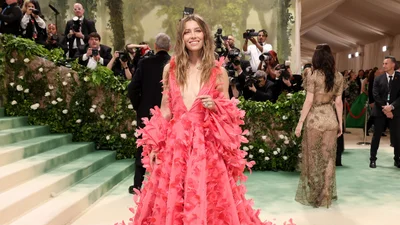 Джессика Бил рассказала о необычной процедуре для кожи, которую прошла перед Met Gala