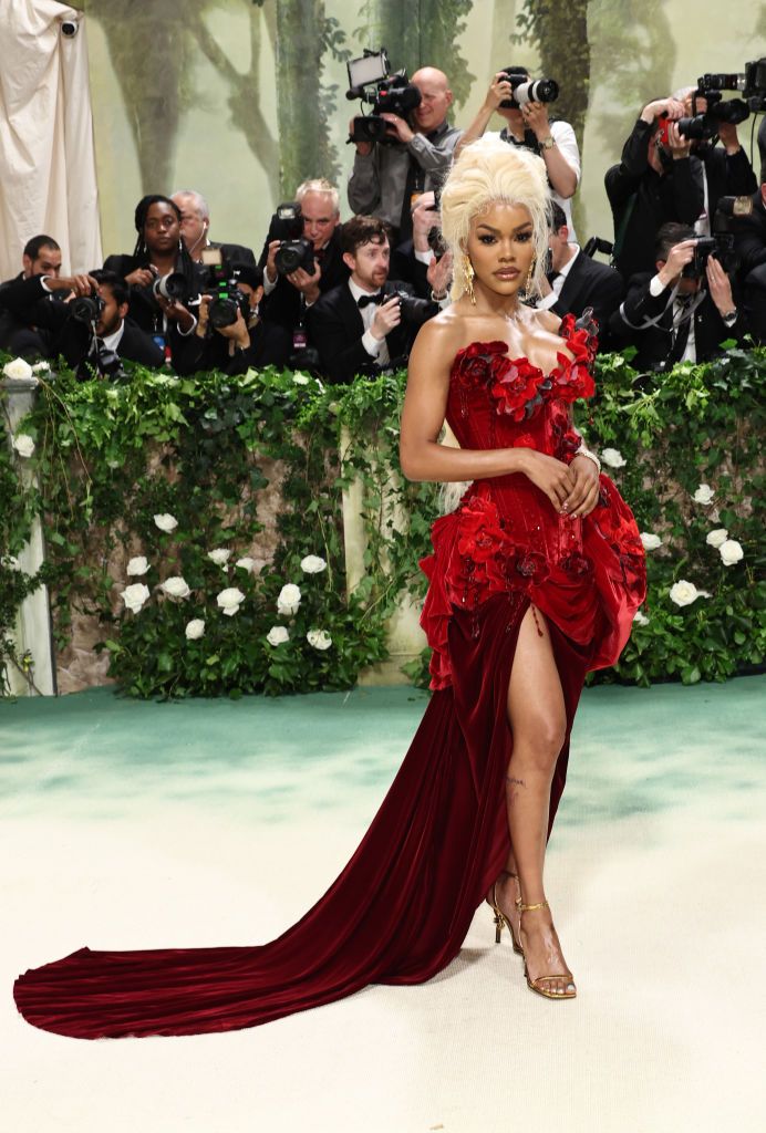Весь Голливуд собрался на Met Gala 2024, и вот самые удивительные образы бала - фото 612019
