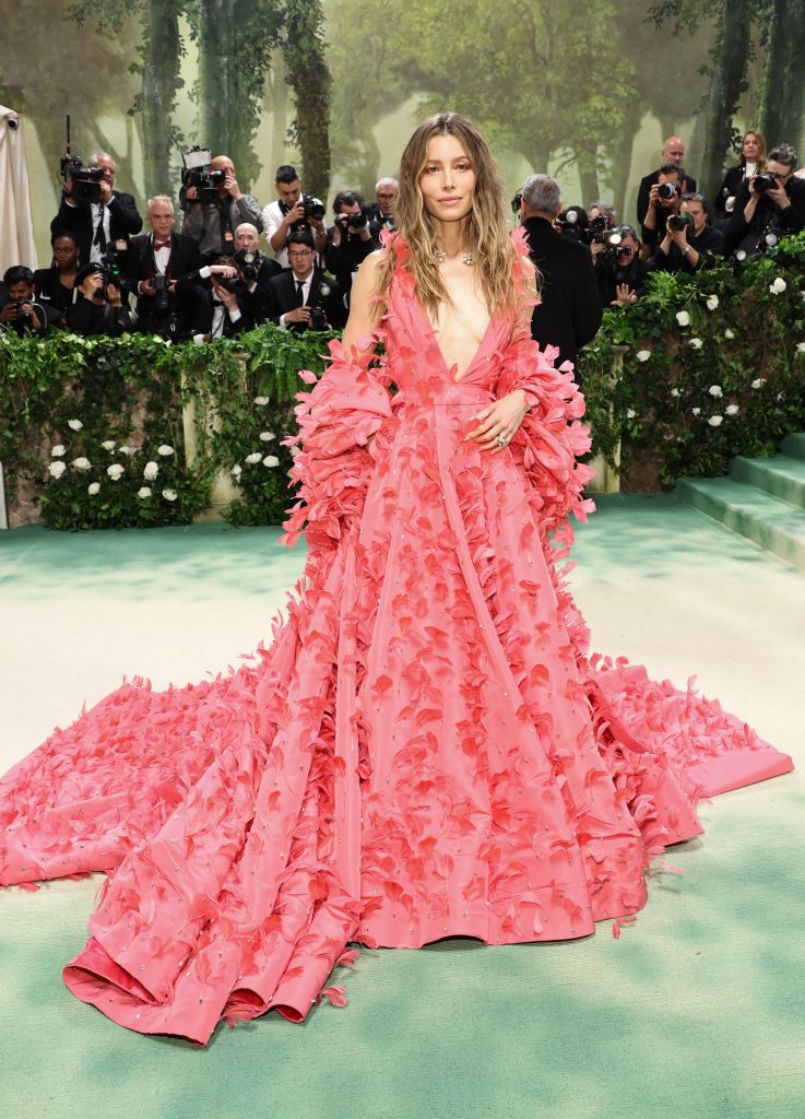 Весь Голливуд собрался на Met Gala 2024, и вот самые удивительные образы бала - фото 612030