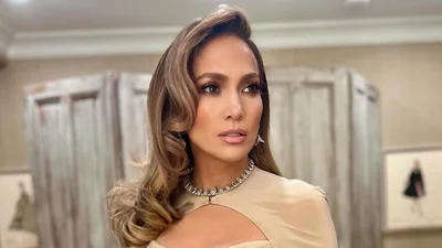 Это шок: Дженнифер Лопес позировала на Met Gala 2024 в платье, которое делали 800 часов