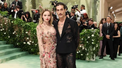 Солист Måneskin Дамиано Давид дебютировал на Met Gala со своей возлюбленной: фанаты не заценили