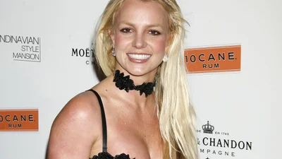 Брітні в кольорових трусах помахала волоссям і назвала це "приготуванням їжі"