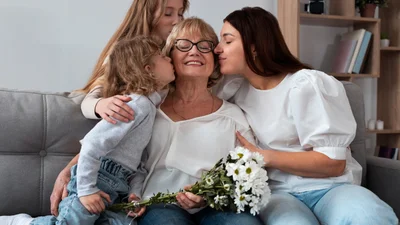 Что вручить маме на День матери: душевные подарки, которые растрогают до слез