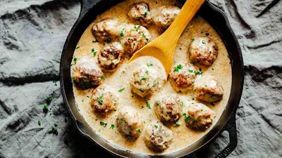 Куриные фрикадельки в сливочном соусе – станут идеальным дополнением к гарниру