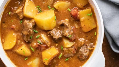 Тушкована картопля з м’ясом – після неї голодних не залишиться