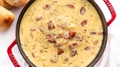 Зігріє і наситить: суп з мисливськими ковбасками та плавленими сирками