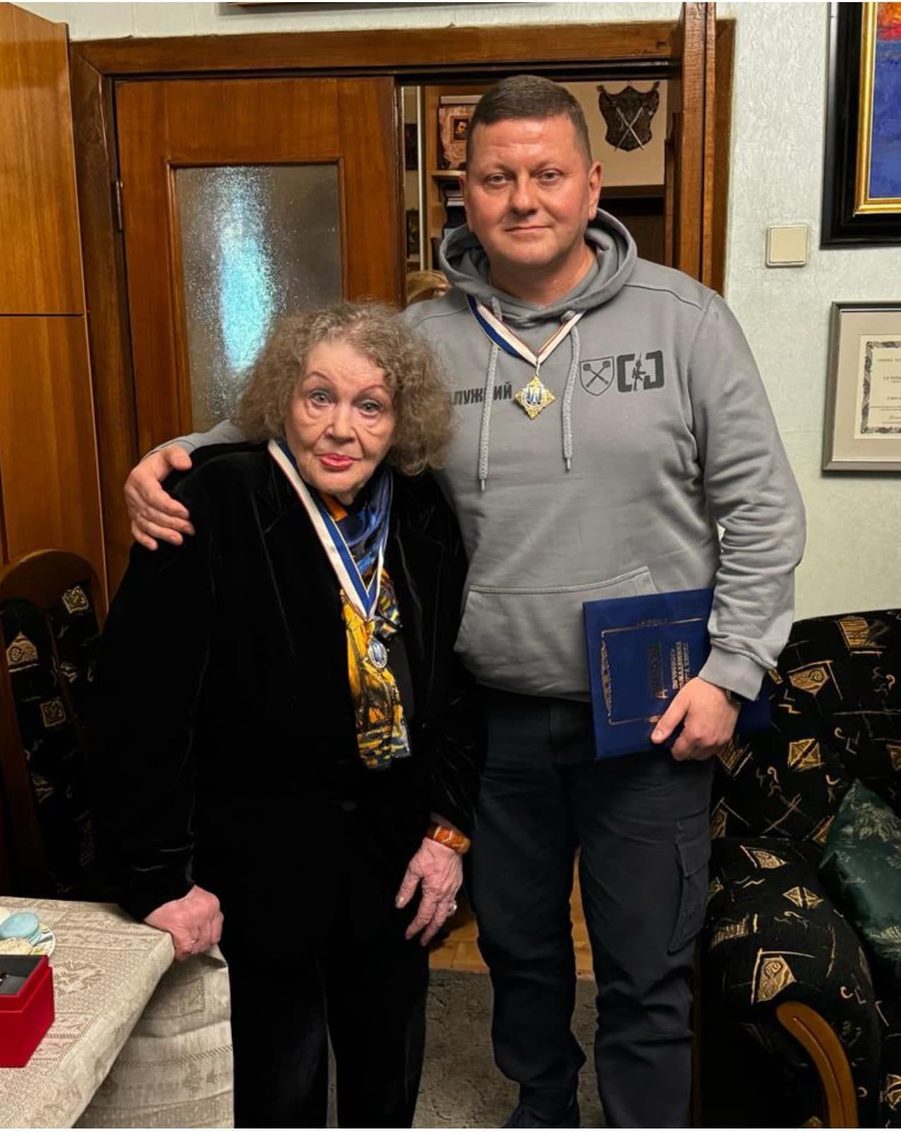 Валерий Залужный показал фото с 94-летней Линой Костенко - 612486 Валерий Залужный показал фото с 94-летней Линой Костенко - фото 612486