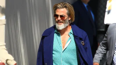 Не надо стесняться: веселый Крис Пайн гулял по улице в пижаме и тапочках