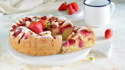 Простой клубничный пирог на День матери – подарок, который понравится всем