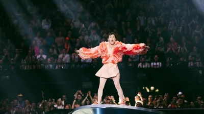 Переможець Євробачення-2024 NEMO розтрощив на сцені кришталевий мікрофон