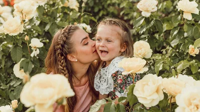 Душевні привітання з Днем матері в гарних картинках та листівках