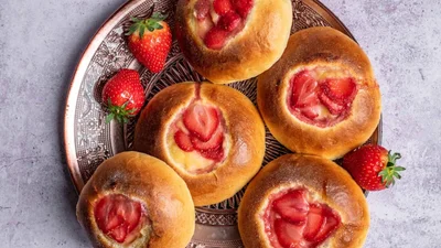 Смачніші за ватрушки: як приготувати палянички з полуницею