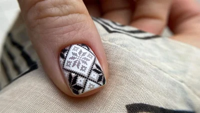 Манікюр на День вишиванки 2024 - найкрасивіші патріотичні дизайни до свята