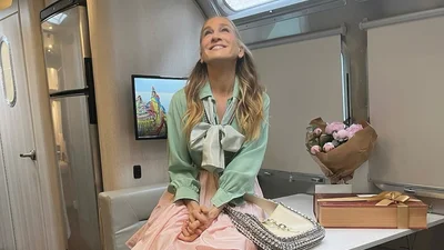 "Секс в большом городе": новый образ Кэрри Брэдшоу отсылает к культовой заставке сериала