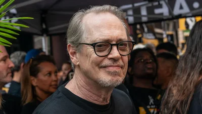 Стив Бушеми прикрывает очками огромный синяк – вот, кто ударил актера