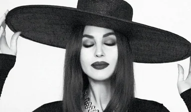 Моніка Беллуччі приміряла елегантний капелюх від Руслана Багінського