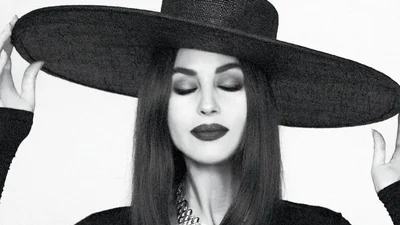 Моника Беллуччи примерила элегантную шляпу от Руслана Багинского