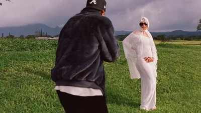 Гейлі Бібер показала вагітний животик