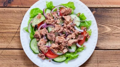 Салат из тунца – простое блюдо, которое станет твоим фирменным