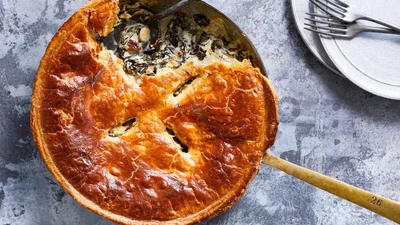 Вкусный пирог с зеленым луком и яйцами – идеальная весенняя выпечка