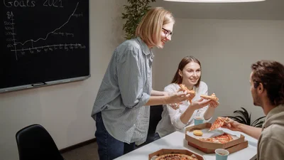 Обеденный перерыв: диетолог назвала ошибки во время перекусов на работе