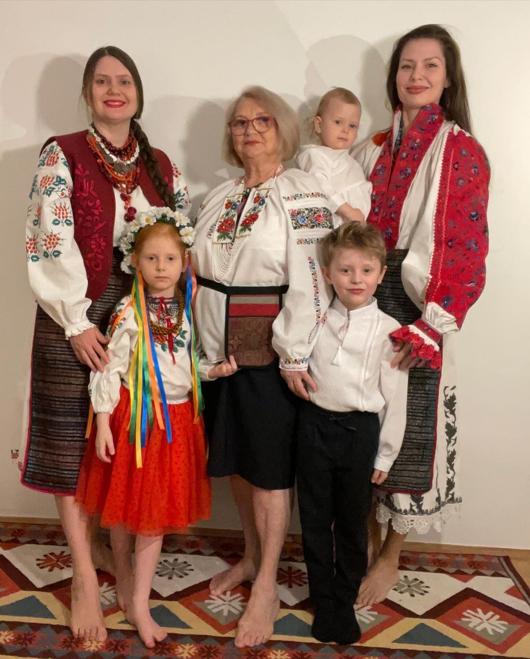 День вишиванки 2024 - Альона Мосієнко з родиною - 613665 День вишиванки 2024 - Альона Мосієнко з родиною - фото 613665