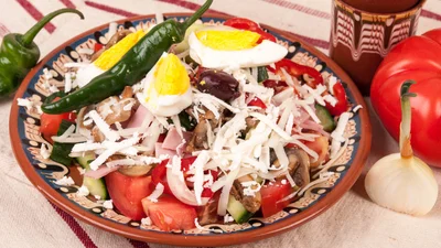 Кожен шматочок – справжнє задоволення: як приготувати пастуший салат