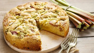 Пышный пирог с ревенем – весенний десерт, вкус которого трудно забыть