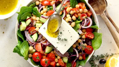 Греческий салат с секретным ингредиентом – теперь в два раза вкуснее