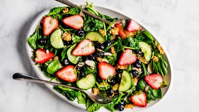 Салат с клубникой – добавь вкусную дозу витаминов