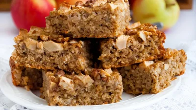 Просто і корисно: готуємо вівсяний пиріг з яблуками до чаю