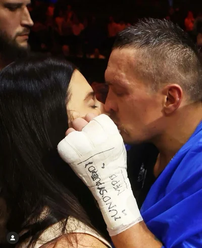 Олександр Усик з дружиною - фото 614148